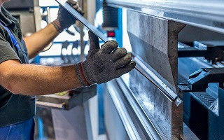 Worker harnessing glass